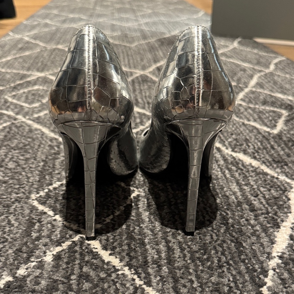 Saint Laurent Silver Metallic Lambskin Pumps - Picture 2 of 6